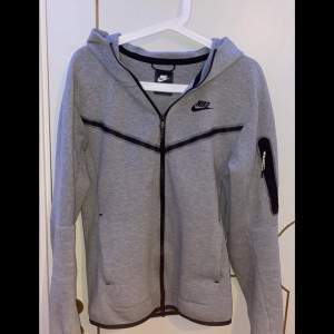 Klassisk Nike tech Fleece hoodie. Ny pris 1199kr. 10/10 skick