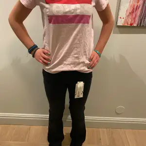 Fin rosa Levi’s tröja i storle XS säljs för 50 kronor då den inte kommer till användning😇