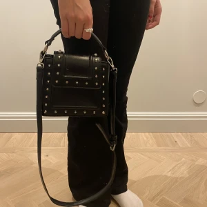Zara väska - Säljer denna snygga zara väska med nitar då den inte kommer till användning! Så fin och i väldigt fint skick sälja för 150+frakt men kan även mötas☺️