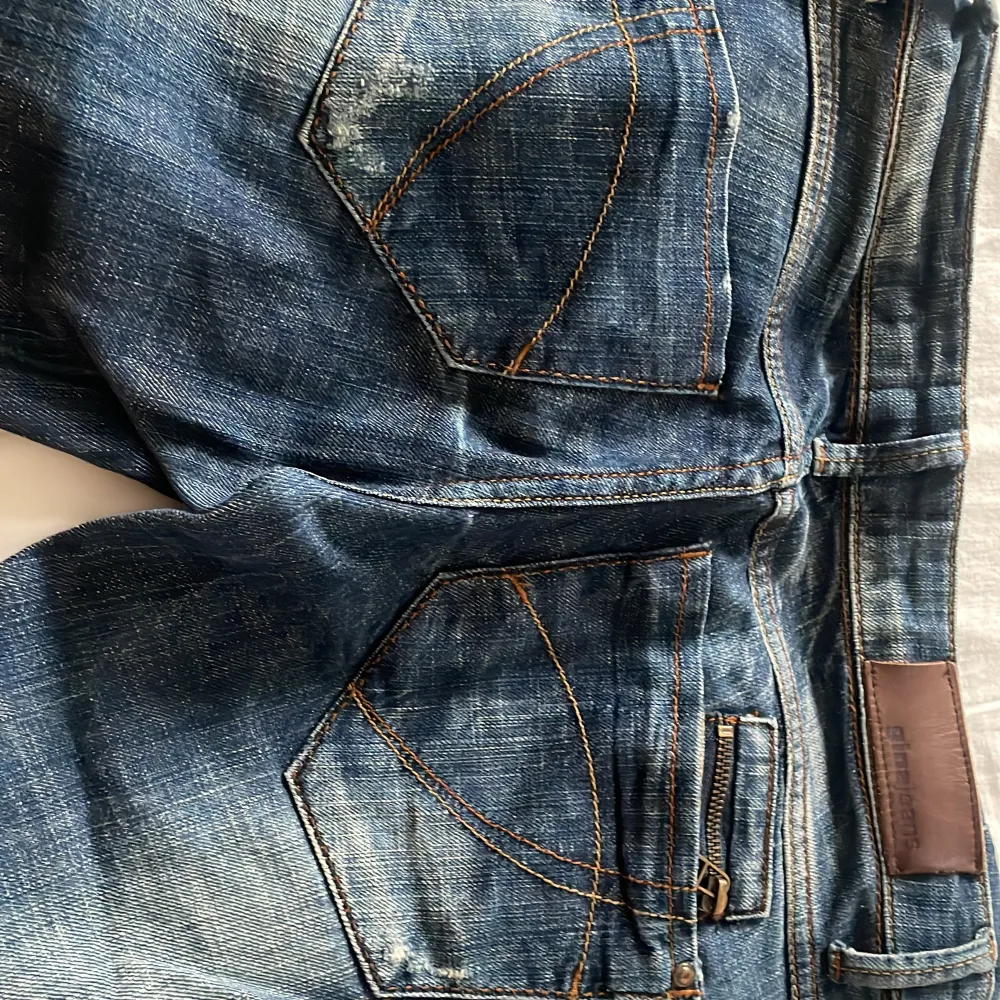 Jättefina jeans köpta på Gina❤️ Lågmidjade med coola detaljer🫶🏾. Jeans & Byxor.