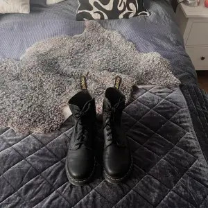 Säljer mina underbara Dr. Martens orginal i låg sula 🫶 knappt använda i mycket fint skick!  Nypris 1700kr mitt pris: 800kr  Storlek 41 