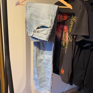 Levi’s 501 - Levi’s 501, ett par ljusblåa raka jeans i storleken 31x32. Bra skick och Inga defekter 