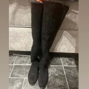 Svarta skor  - Säljer mina svarta skor har använt dom 2 ggr men dom va tajta på mig 