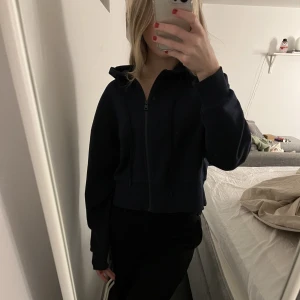 Zara tröja  - Så snygg mörkblå zip hoodie från zara! Säljer då jag rensar garderoben💕💕