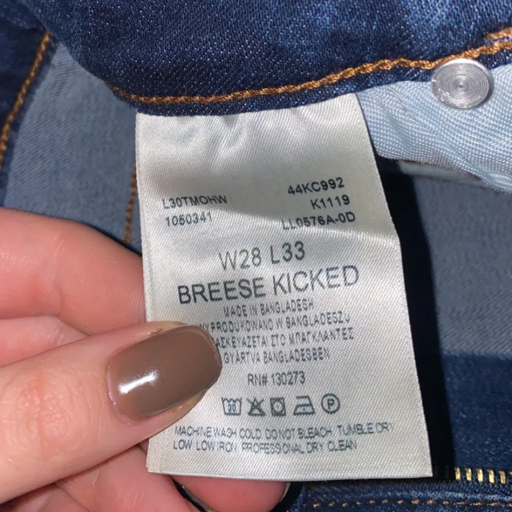 Säljer mina lee jeans i modellen Breese kicked då de inte alls är min stil. Använda en gång så i nyskick. Kan också bytas mot ett par lee Breese i samma storlek (då mina gått sönder)🤗😅 Köparen står för frakt❤️. Jeans & Byxor.