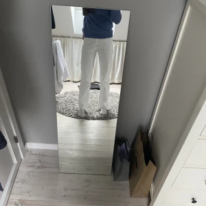 Vita jeans  - Säljer dessa vita jeans med lite mörkare sömmar✨💕Något korta på mig som är 175 cm lång. 