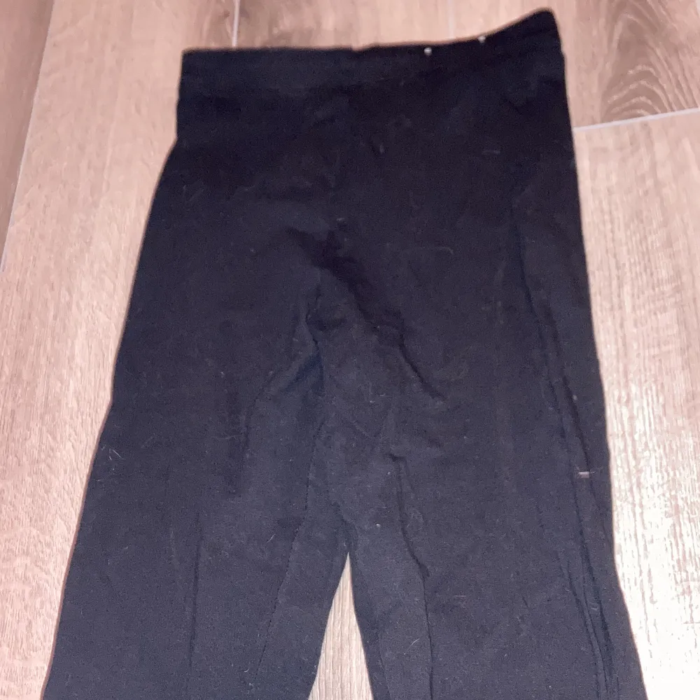 Dom har ett hål i sig men jag syr hålet innan jag skickar det!. Farkut & Housut.