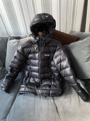Dunjacka 8848 - Knappt använd 100% dunfyllning med hög fyllnadsgrad, strlk 38, perfekt för skidbacken, gott om fickor med dragkedja , avtagbar huva