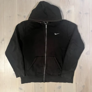 Vintage nike zip hoodie - En nike hoodie med riktigt najs urtvättning. Storlek xxl men sitter mer som en Xl. Utöver att den är extremt solblekt så är skicket bra.