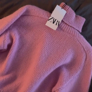 ⭐️Zara stickad tröja⭐️ - Säljer min helt nya stickade tröja från zara då den inte används, (helt ny med alla lappar kvar) strl S, helt slutsåld, köpt för 359 kr, säljer för 200, hör av er vid fler bilder/information osv💗💗