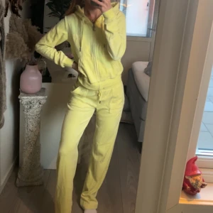 juicy couture set - Säljer mitt juicy couture set i storlek S. Ordinarie pris 2100kr Säljer för 1600 Kan gå ner i pris!! De är som nytt och knabbt använt. Bor i marks kommun kan möta upp.