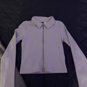 Beige skjortliknande tröja - Använd en gång