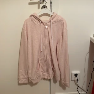 Zip up - En rosa zip up. Aldrig använd. Köpt på zalando för 199 å säljer för 110 kr💞i strl S, köparen står för frakten 