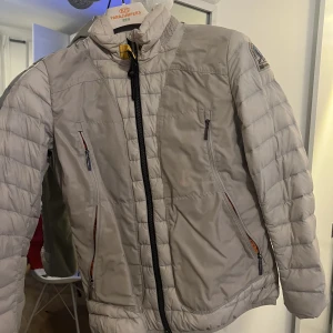 Parajumper - Helt ny. Säljer då den inte kommer till användning samt att det inte är riktigt min färg. Strl S. Inga defekter.  Perfektövergångsjacka vår/höst. Köpt för 3000 kr.   Frakt ingår. Priset kan diskuteras vid snabb affär. 