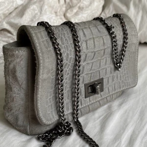 Supersnygg väska - Köptes på plick. Jättefin kvalite och knappt använt den. Säljer på grund av att den inte kom till användning för mig. Pris kan diskuteras och köpare står för frakt❤️