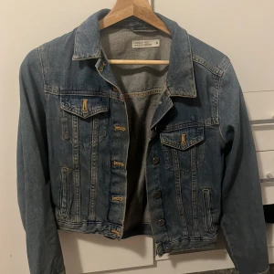 Jeansjacka - Jätte fint skick, inga fel alls på jackan, vet inte riktigt vart och när den är inköpt men den är rätt så gammal fast inte använd mycket alls 