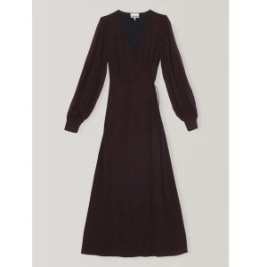 Ganni Wrap Dress - 🥀säljer min Ganniklänning, modell Georgette Wrap Dress. Mönstrad med små röda rosor (se på 2). Fordrad, smickrande med justerbar midja och för längd se bild 3 (jag är 175, där med klack). Nyskick, använd en gång och därefter tvättad. Nypris 1899kr🥀