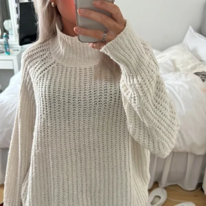 Stickad tröja - Stickad tröja från lager 157 i storlek M men passar även L. Den är crèmevit