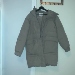 Snygg fodrad jacka  - Jag säljer min beiga jacka igen HM. Använd 1 gång, säljer då jag inte kommer använda den.  Absolut inget fel på den. 10/10 i skick. Kan mötas upp elle skicka frakt. Nypris 799. Pris kan diskuteras 💗