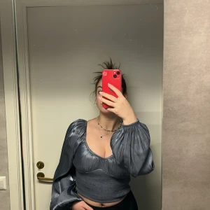 En blå blus - Säljer den här baby blå liknande blusen som har puffiga armar o urringad super elegant och perfekt till fester