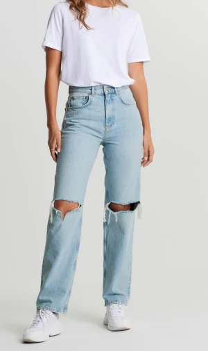 Gina Tricot jeans - Säljer dessa ljusblåa jeans från Gina Tricot i storlek 36. Aldrig använda, säljer för de är för små… Säljer för 150kr