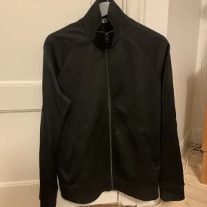 Peak Performance track top - Riktigt fräsch Peak Performance track jacka. Väldigt sparsamt använd och numera för liten. Skick 9.5/10 (som ny). 
