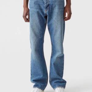 Ett par Hope Jeans, passformen är rush denim. Dessa är använda ett fåtal gånger och i perfekt skick.  Dessa jeans finns inte längre att köpa. Original priset var 1500 och liknande jeans på deras hemsida går för 1600-1900.