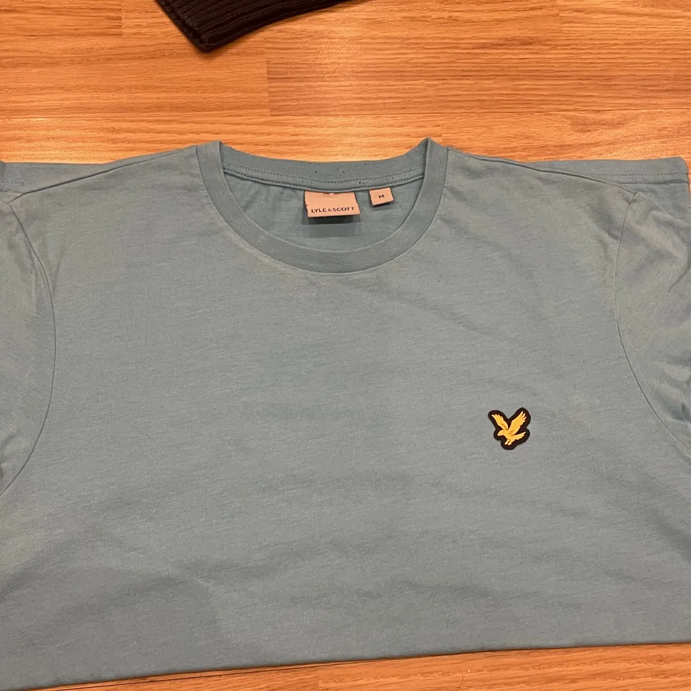 Äkta ljusblå lyle scott t-shiet i bra skick.. T-shirts.