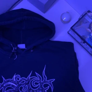 Hoodie utan armar - En hoodie utan armar. Kan vara coolt med en undertröja. Kontakta för mer frågor Elr bilder :)