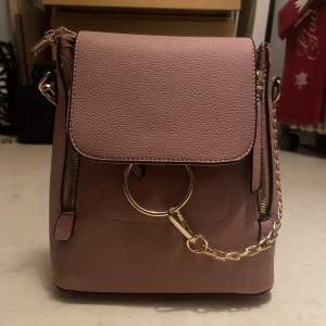 Väska - En rosa jättefin väska som min mamma inte använder, använt 2 gånger 💖 Vi vet tyvärr inte märker men den va dyr när hon köpte den