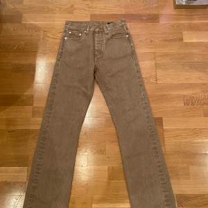 Hope Rush Jeans i storlek 25 och i färgen Brown Stone! Jeansen är i nyskick och aldrig använda. Säljes för 600 kr, kostar 1600 kr nypris!