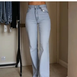Wide leg jeans - Hej säljer mina wide leg jeans från zara som satt som en smäck, älskade de väldigt mycket, mycket sköna och rekommenderar starkt för trenderna nu!💕 inga skador, säljer för har andra.