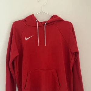 Nike hoddie  - Jätte fin Nike hoddie i bra skick storlek S,  såg nu att jag inte fått med nederdelen på tröjan men det är bara och skriva om ni vill ha fler bilder, priset kan diskuteras