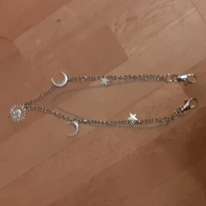 Kedja - En jätte fin kedja! Den inre kedjan är 39,5cm och den yttre är 55cm. Säljer för att jag inte använder den längre men den är väldigt fin :)