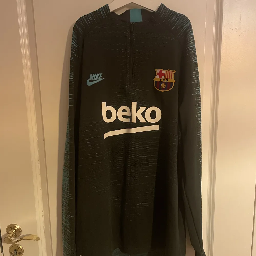Unik Barcelona tränings tröja, inte använd då den va för stor för mig. Nypris 2000kr Pris kan diskuteras . Hoodies.
