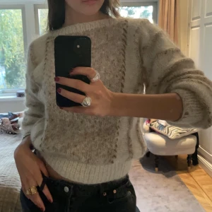 Stickad tröja  - Så fin handstickadtröja i ull som jag fyndat vintage! Så fint material i mycket bra skick💕  Storlek S/M (något kortare armar)   