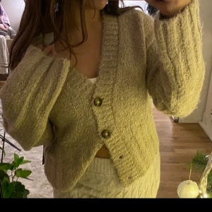 Stickad topp - Stickad topp från NAKD. Aldrig använd, i nyskick. Köpt för 399💞 Hör av er för frågor!!!