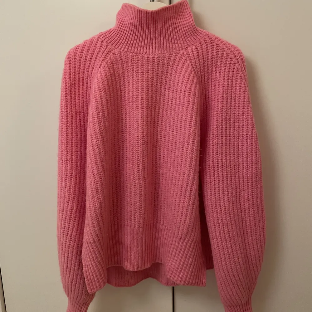 Rosa stickad tröja från lxa storlek M. Använd endast 1 gång . Tröjor & Koftor.