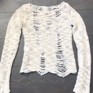 Vit stickad tröja  - Mjuk, luddar inte 