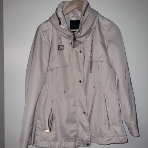 Regnjacka ZARA - Beige Regnjacka ZARA, fint skick