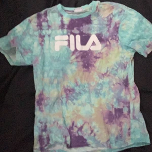 Tröja  - En olika färgad tröja från fila