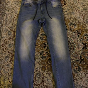 Jeans - Är ny men säljs för att den är för liten