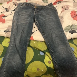 Lågmidjade Lee jeans  - Snygga jeans med coola fickor (: