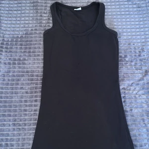 Lång linne  - Linnen är lång och är i mycket bra skick :)