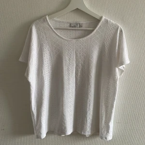 T-shirt  - T-shirt i bra skick. Litet hål som går att laga på bild 2