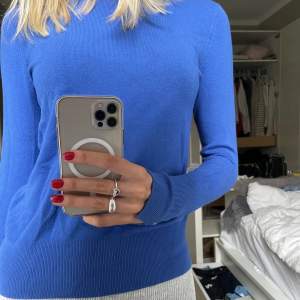 Basic blå tunn stickad tröja från Zara🌟Inget tecken på användning, st M men passar också S och XS