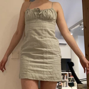 Klänning - Jag säljer en superfin grön klänning i linne-material från Bik Bok. Liten slits på sidan. Jättenice att ha på sommaren!  ☀️ 