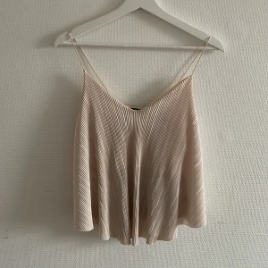 Topp - Festtopp i jättebra skick men liten fläck se bild 2