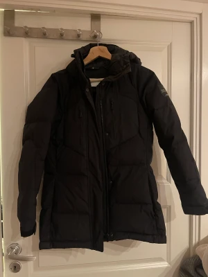 Sail racing jacka - Sailracing jacka storlek XS liten på mig därför säljer jag den. Inga slitage eller liknande, behöver dock tvättas