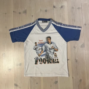 Vintage bootleg Real Madrid fotbollströja - En av de sjukaste/roligaste botleg tischorna jag sätt. Många designers som Marinomorwood bla har tagit inspo från liknande tröjor. Storlek Xl men sitter mer som en S/M